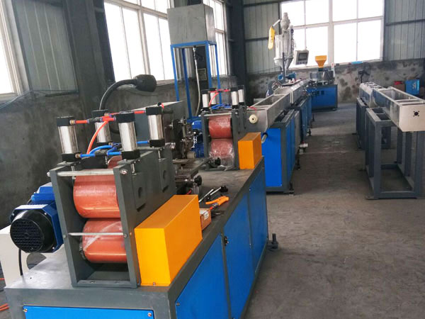 內鑲貼片（piàn）式滴（dī）灌帶生產線