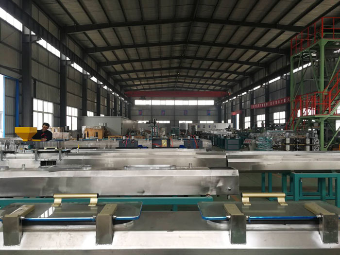 貼（tiē）片式滴灌帶生產線