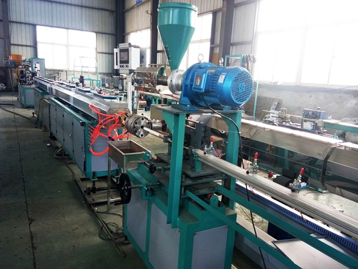 內鑲圓柱式滴灌管（guǎn）生產線（xiàn）