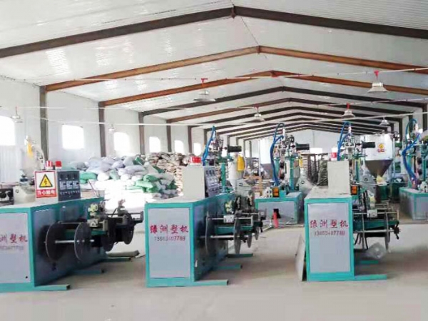 高（gāo）速迷宮式滴灌帶生產線